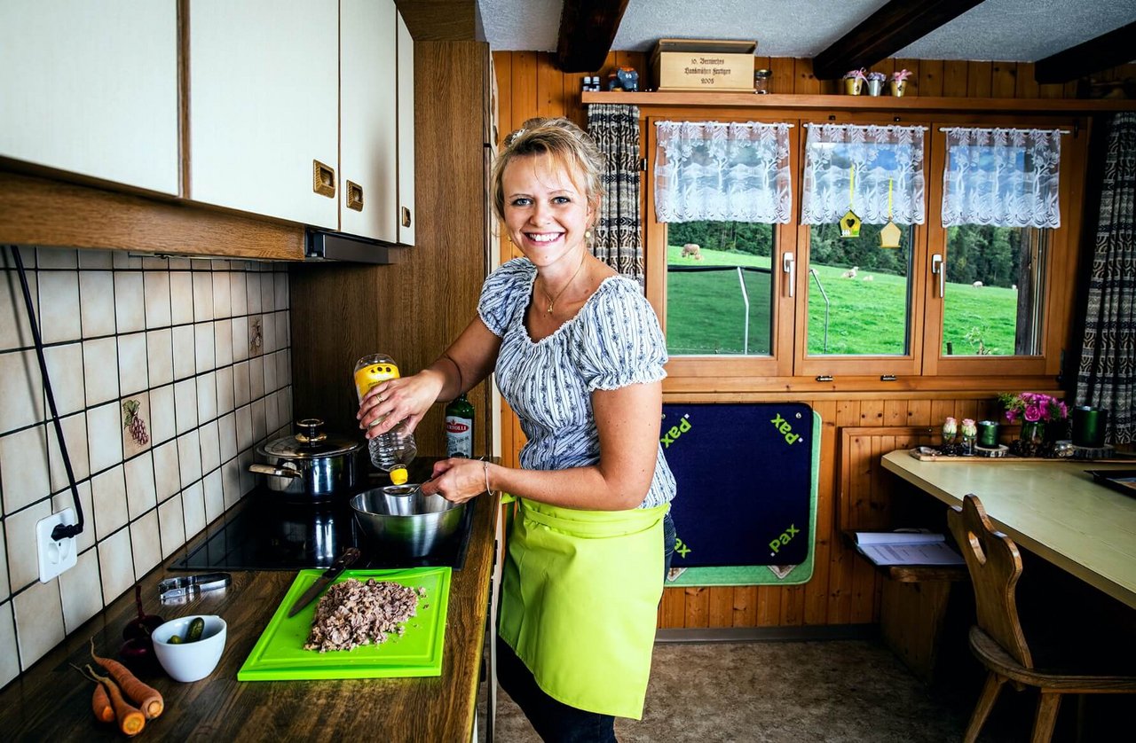 Landfrauenküche 2019 - Brigitte Inderbitzin Foto-Shooting in der Küche (Bild: SRF/Ueli Christoffel)