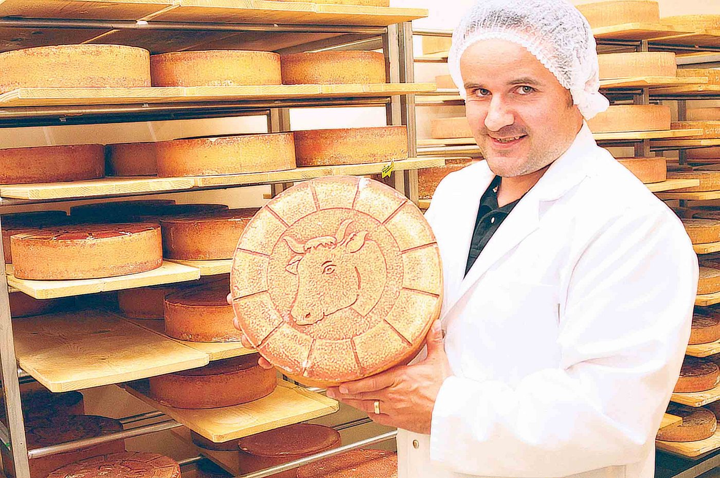 Stolz zeigt Käsermeister Johannes Schefer seinen Urnäscher Hornkuhkäse. In diesem Jahr wurde er zum weltweit zweitbesten Käse gekürt. (Bild Heidy Beyeler)