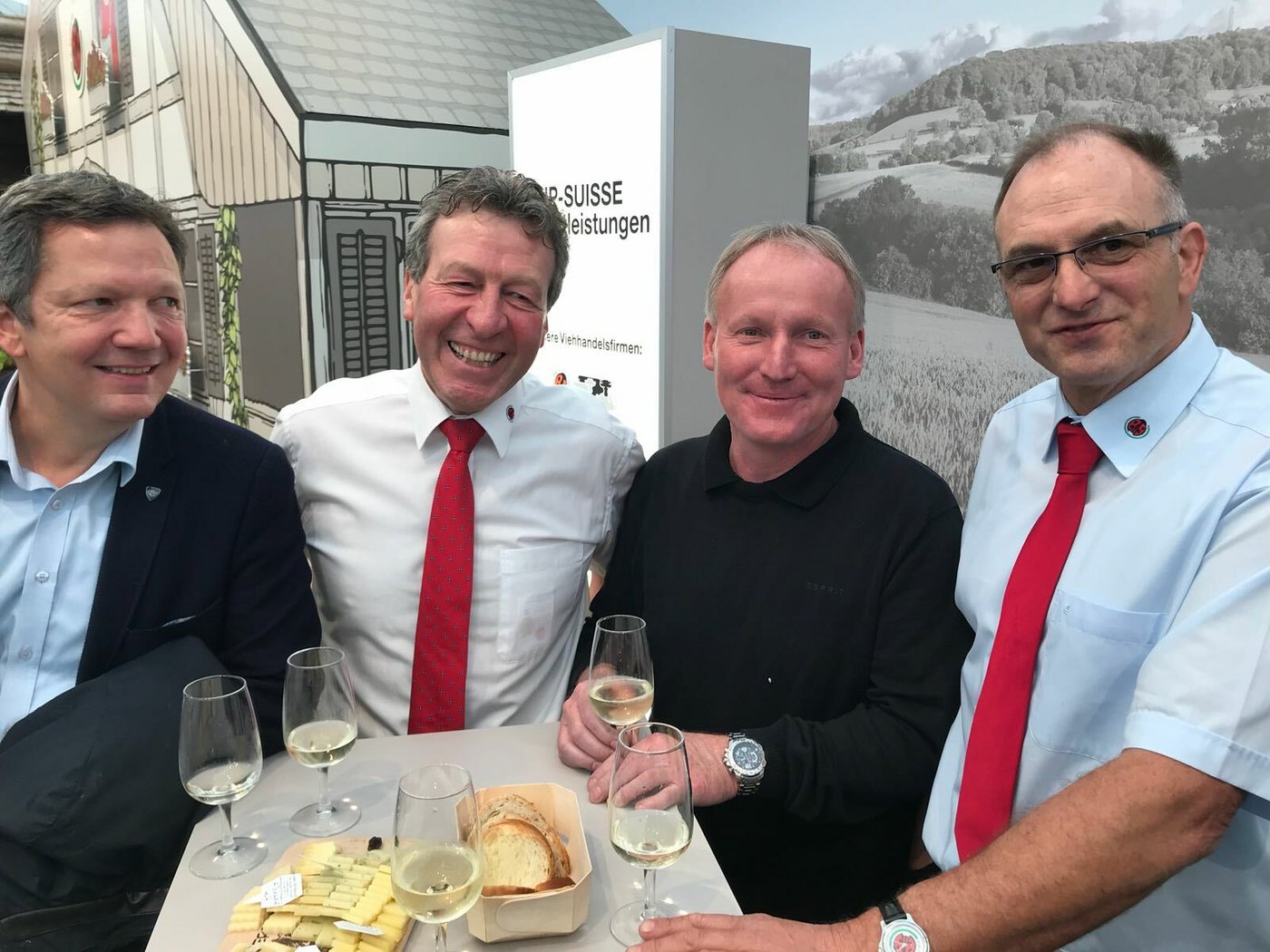 Am legendären IP-Suisse-Apéro: Reto Sopranetti, Migros Aare, IP-Präsident Res Stalder, Gemüseproduzent Ueli Kilchhofer aus Ins und Ruedi Weber, Utzenstorf, Vorstand und Mitbegründer IP-Suisse (v.l.).