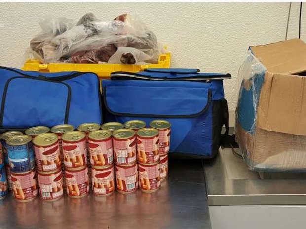 Stolze Beute: Die Grenzwächter fanden in zwei Autos über 110 Kilo geschmuggeltes Fleisch und 28 Liter Alkohol. (Bild Grenzwache Basel)