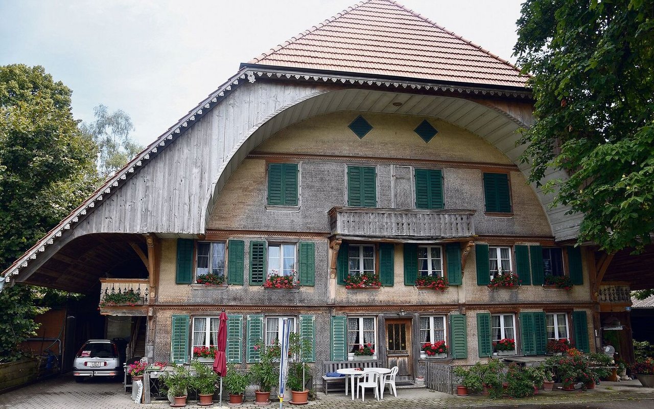 Das schöne Bauernhaus der Familie Kämpfer steht unter Schutz: Die Frontseite ist noch mit Schindeln bedeckt.