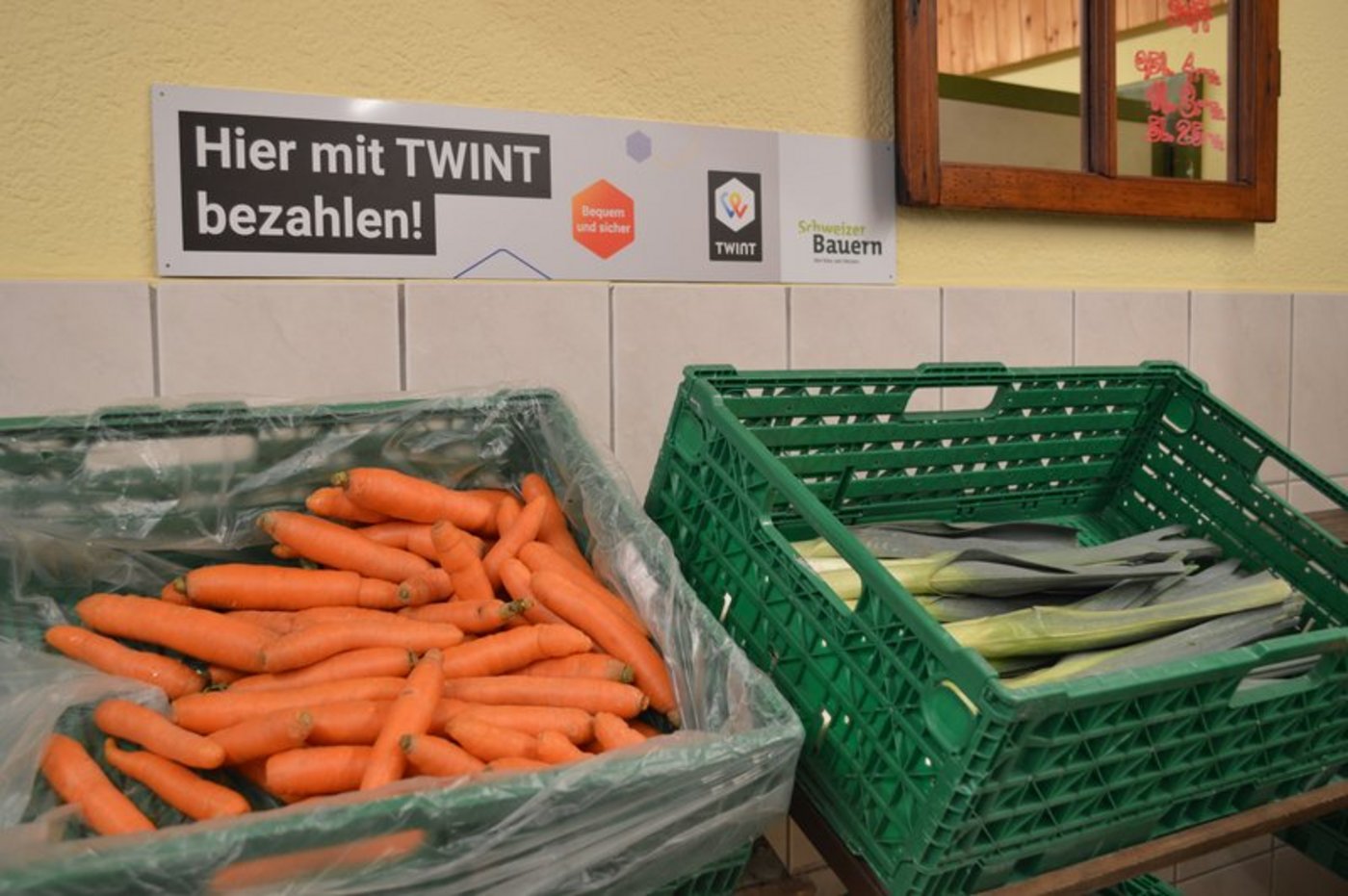 Mehr Zugriffe auf die Online-Hofsuche und mehr Betriebe mit Twint-Angebot: Das Coronavirus fördert die Direktvermarktung trotz Hindernissen. (Bild BauZ)