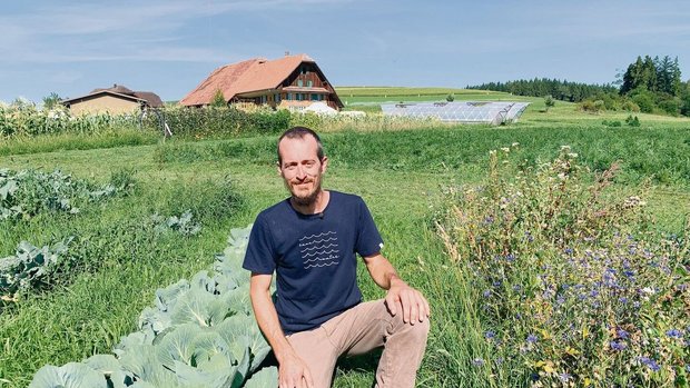Markus Schwegler in Markus Schwegler in der neu gestalteten Kulturlandschaft auf dem Katzhof mit viel Gemüse, wo das Wasser optimal gelenkt und so besser genutzt werden kann.
