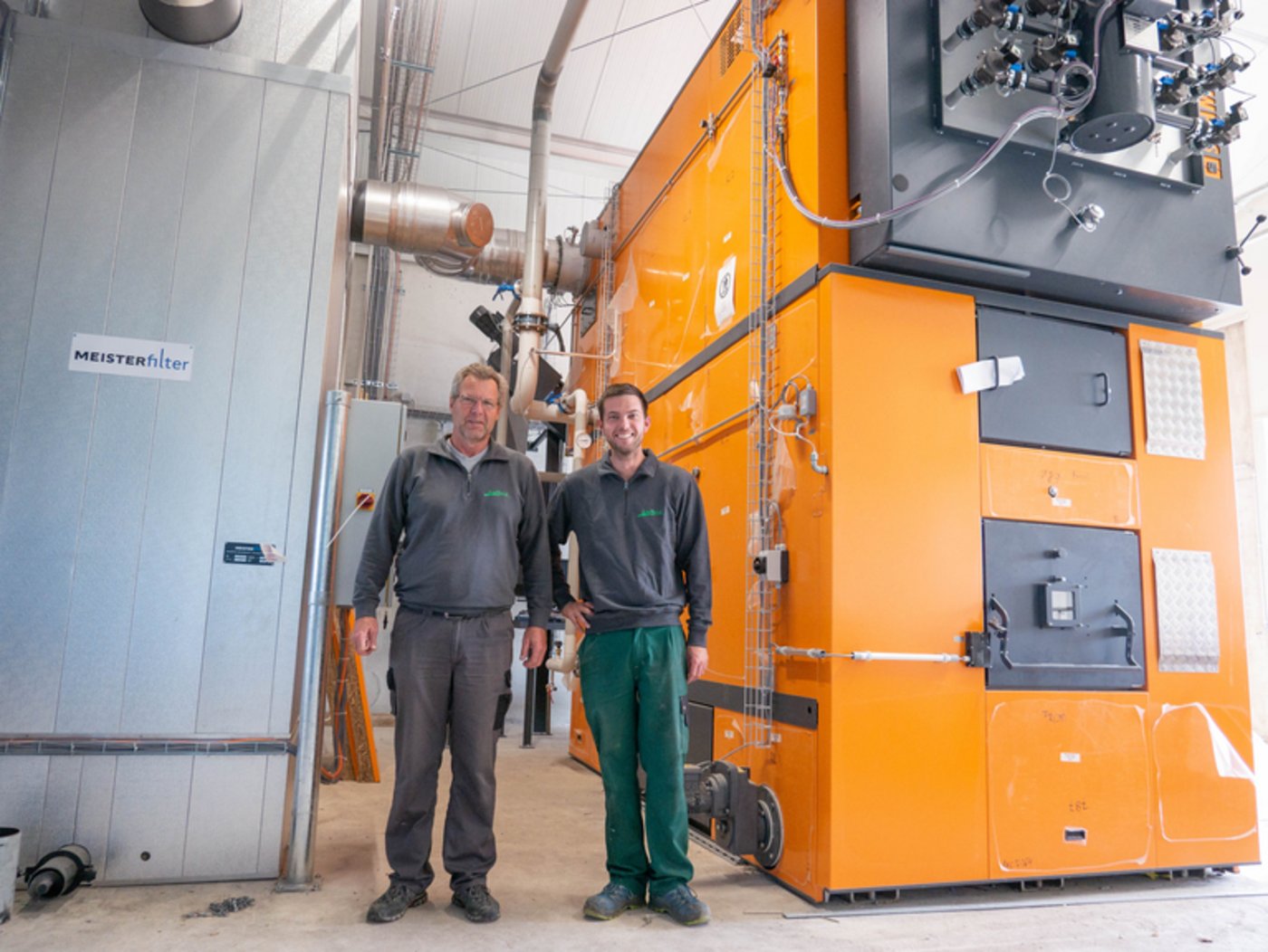 Martin und Sandro Löffel benutzen für ihre Gewächshäuser künftig eine Holzschnitzelheizung. (Bild ep)