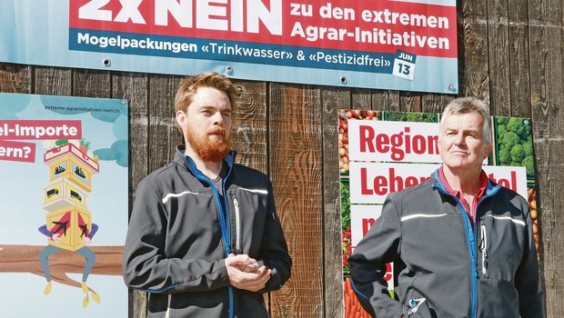 Die Biobauern Dominik und Vater Ruedi Donat sagen öffentlich Nein zu den Pflanzenschutz-Initiativen, hier an einem Medienanlass des Bauernverbands Aargau Ende April. (Bild Ruth Aerni)