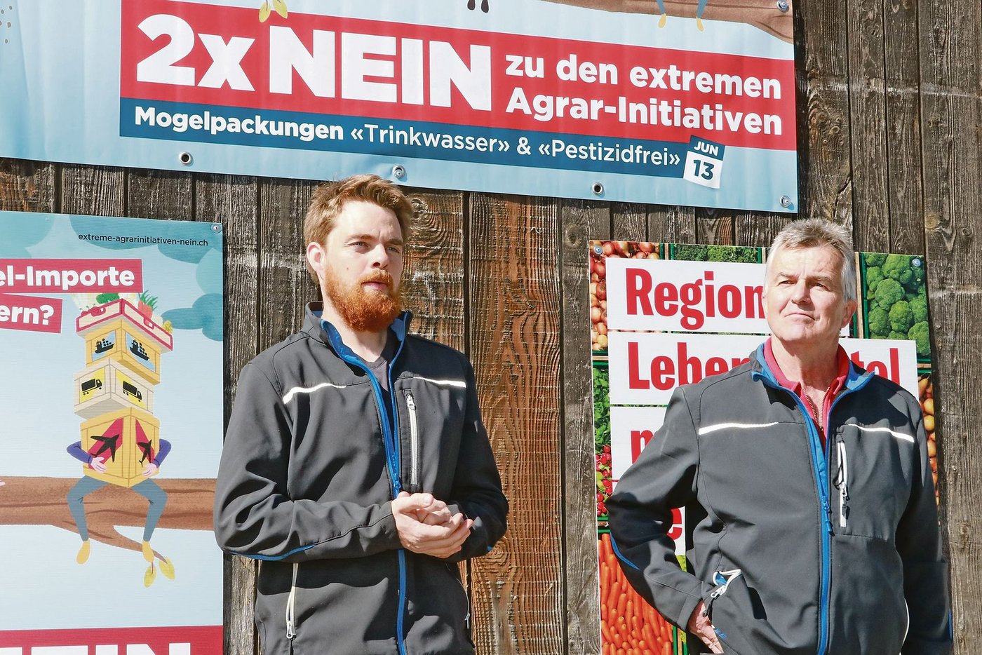 Die Biobauern Dominik und Vater Ruedi Donat sagen öffentlich Nein zu den Pflanzenschutz-Initiativen, hier an einem Medienanlass des Bauernverbands Aargau Ende April. (Bild Ruth Aerni)