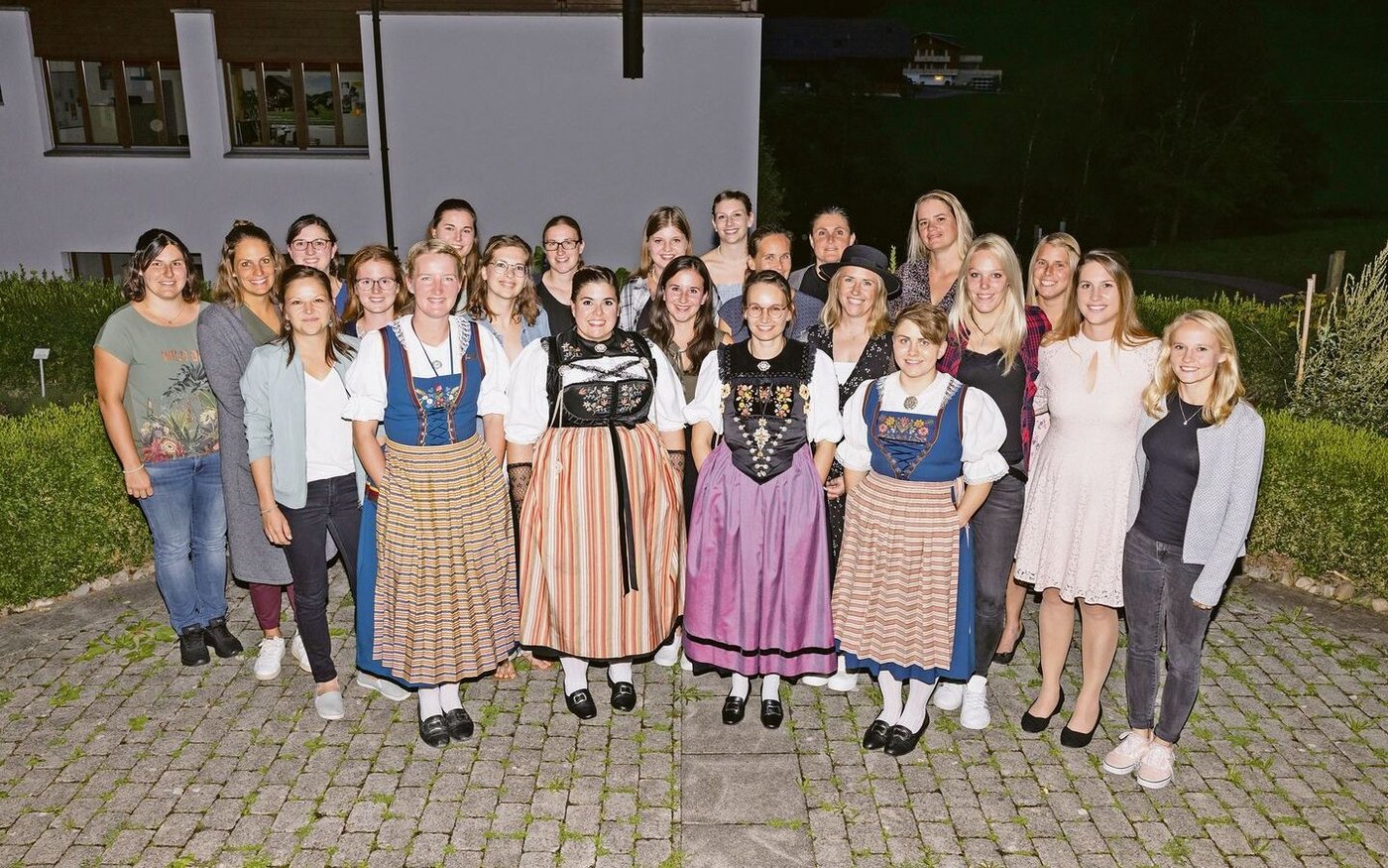 Die Absolventinnen des modularen Lehrgangs 2021–23.