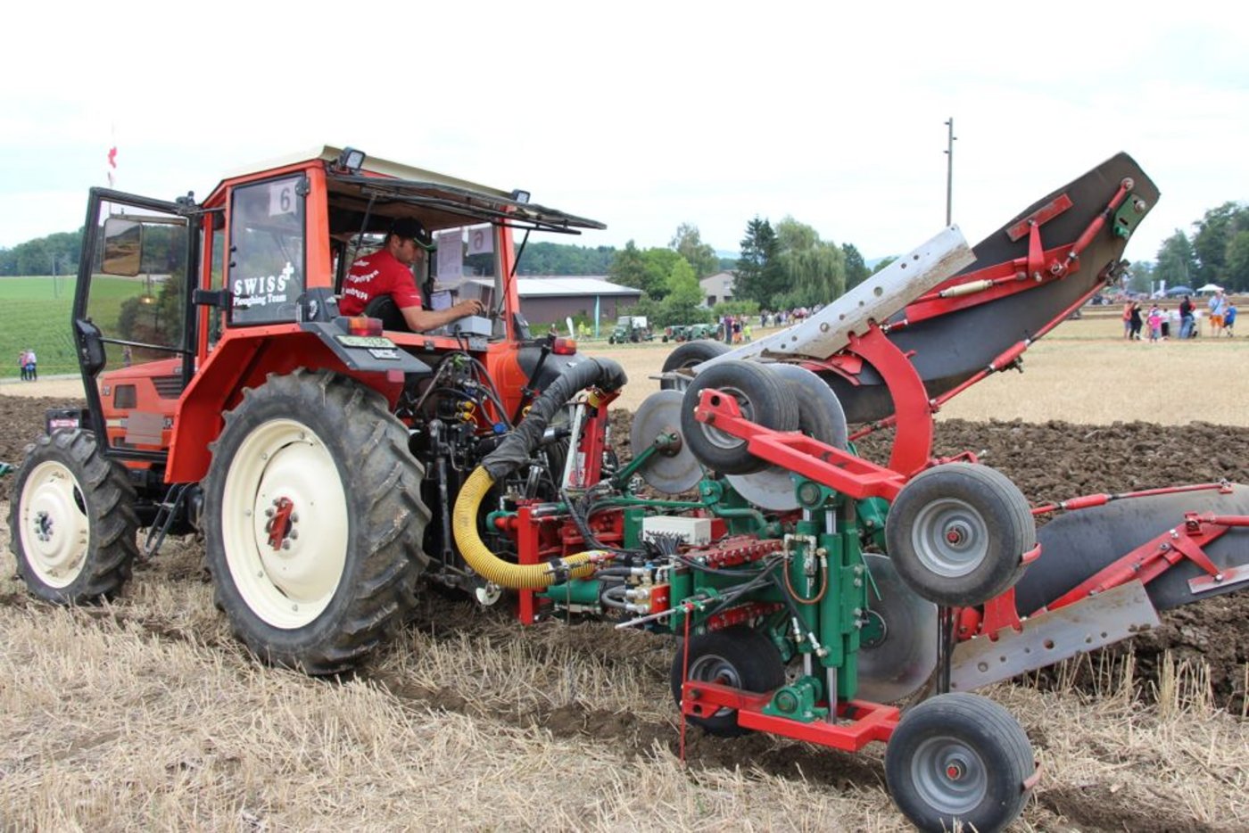 Der neue und alte Schweizer Meister im Wettpflügen, Beat Sprenger, ist unterwegs zum Sieg mit seinem Same Explorer und dem Kverneland-Pflug.