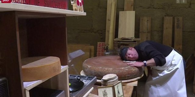 Wie schmeckt der Käse, wenn er mit Rock beschallt wird? (Bild Screenshot SRF)