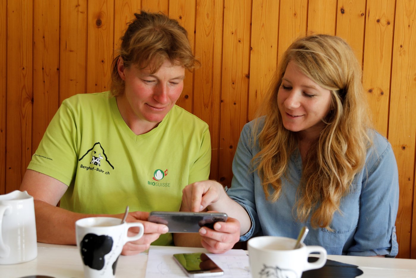 Christine Nussbaumer (rechts) zeigt Susann Winkler, wie sie mit geringem zeitlichem Aufwand die Kurzvideos bearbeiten kann.