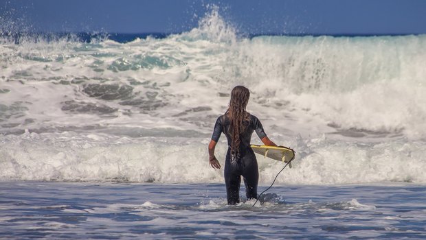 Surfen soll neuseeländischen Bauern helfen ihren Stress abzubauen. (Bild zVg)