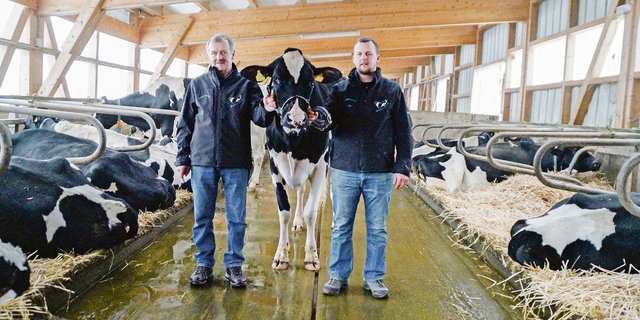 Die stolzen Meisterzüchter Alain und sein Vater Severin Jungo mit der Kuh London. (Bilder Josef Jungo)