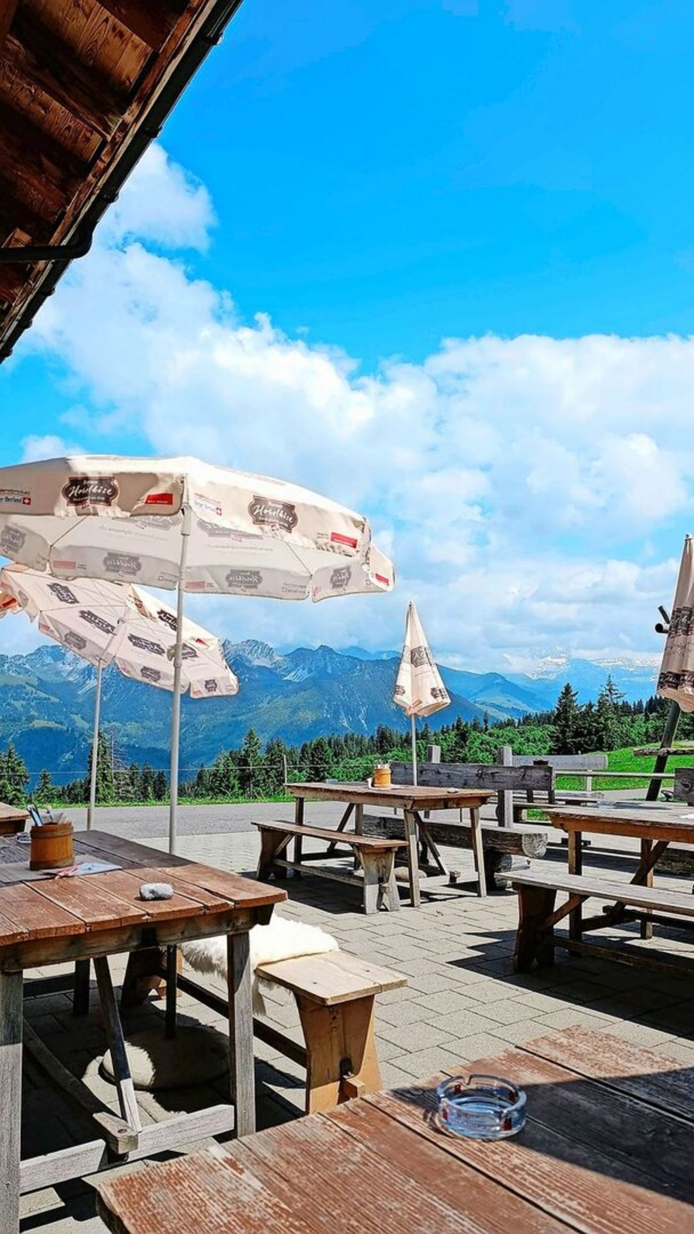 «Sie leben hier wie in einer Postkarte», meinten kürzlich zwei Gäste aus Taiwan auf der Terasse unseres Beizlis zu mir. 