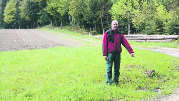 Ueli König zeigt den Schacht, in den die Parzellen- und auch die Wegentwässerung hineinfliesst. (Bild Andrea Wyss)