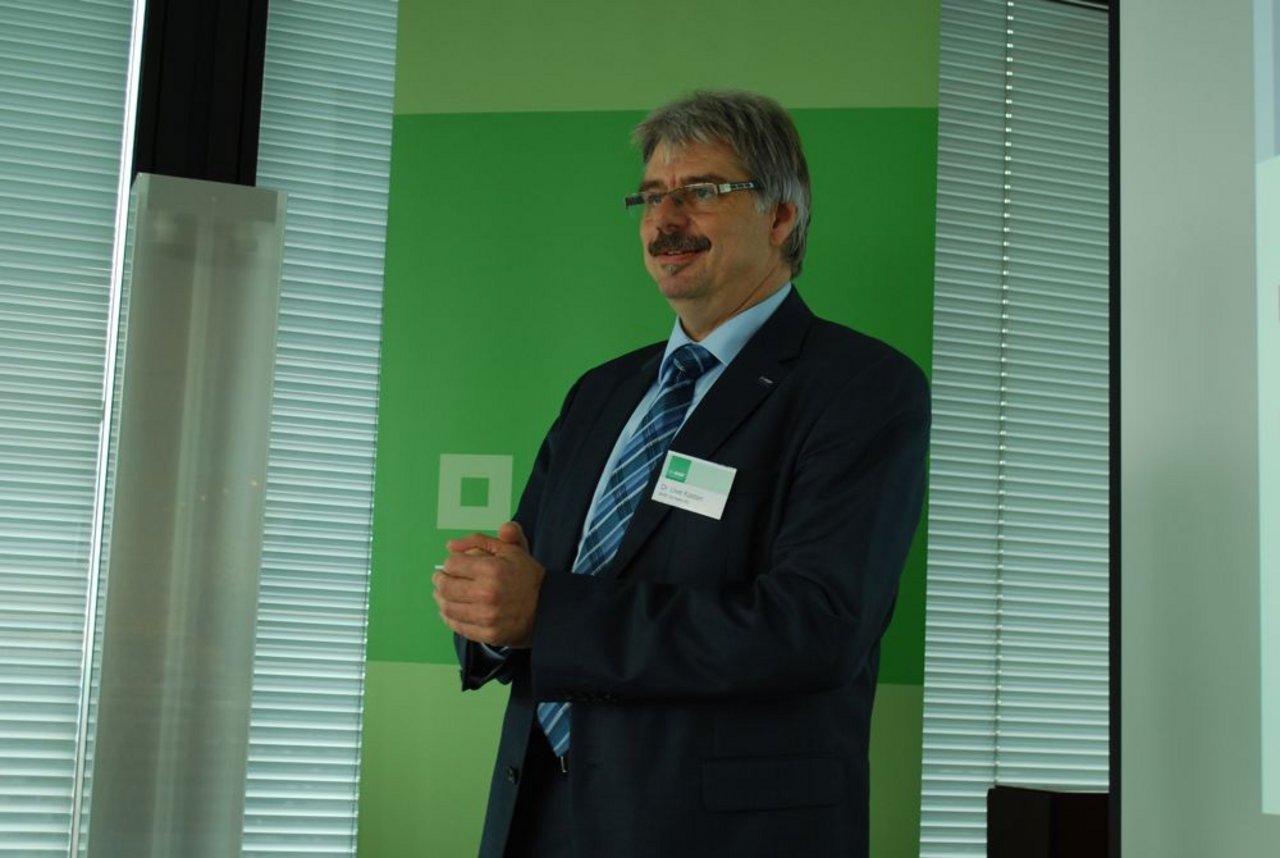 Uwe Kasten, Vertriebsleiter von BASF Pflanzenschutz Schweiz, vor den Medien. (Bild: Peter Fankhauser)