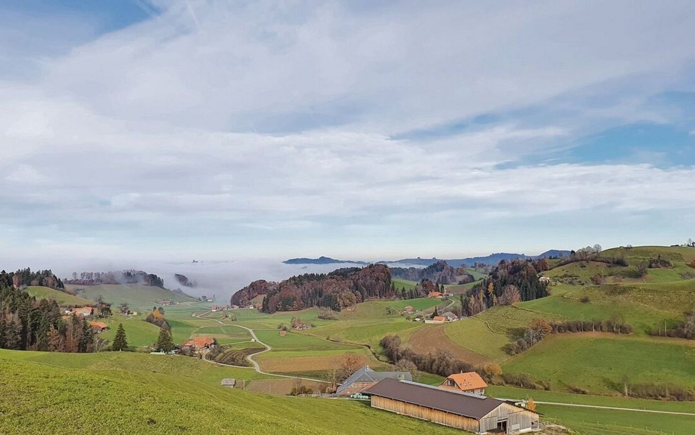 Die Dorfmatten erstrecken sich südlich von Schwarzenburg BE in Richtung Guggisberg BE. Rechts im Bild ist der Dorfbach ersichtlich. Die umliegende Region und auch das Dorf waren früher häufig von Hochwasser und Überschwemmungen betroffen. Das Bild wurde Ende November 2021 aufgenommen.
