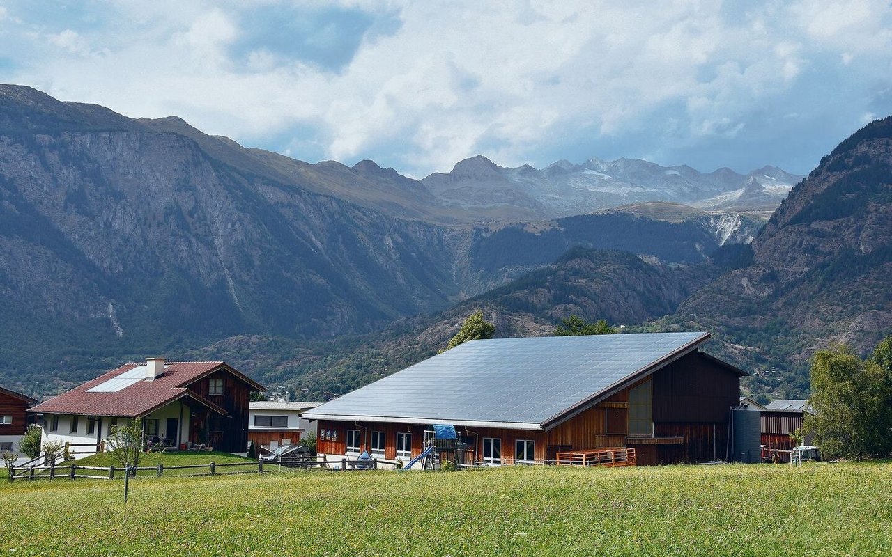 Der Betrieb der Familie Gemmet in Ried-Brig ist schön eingebettet in die Walliser-Berglandschaft.