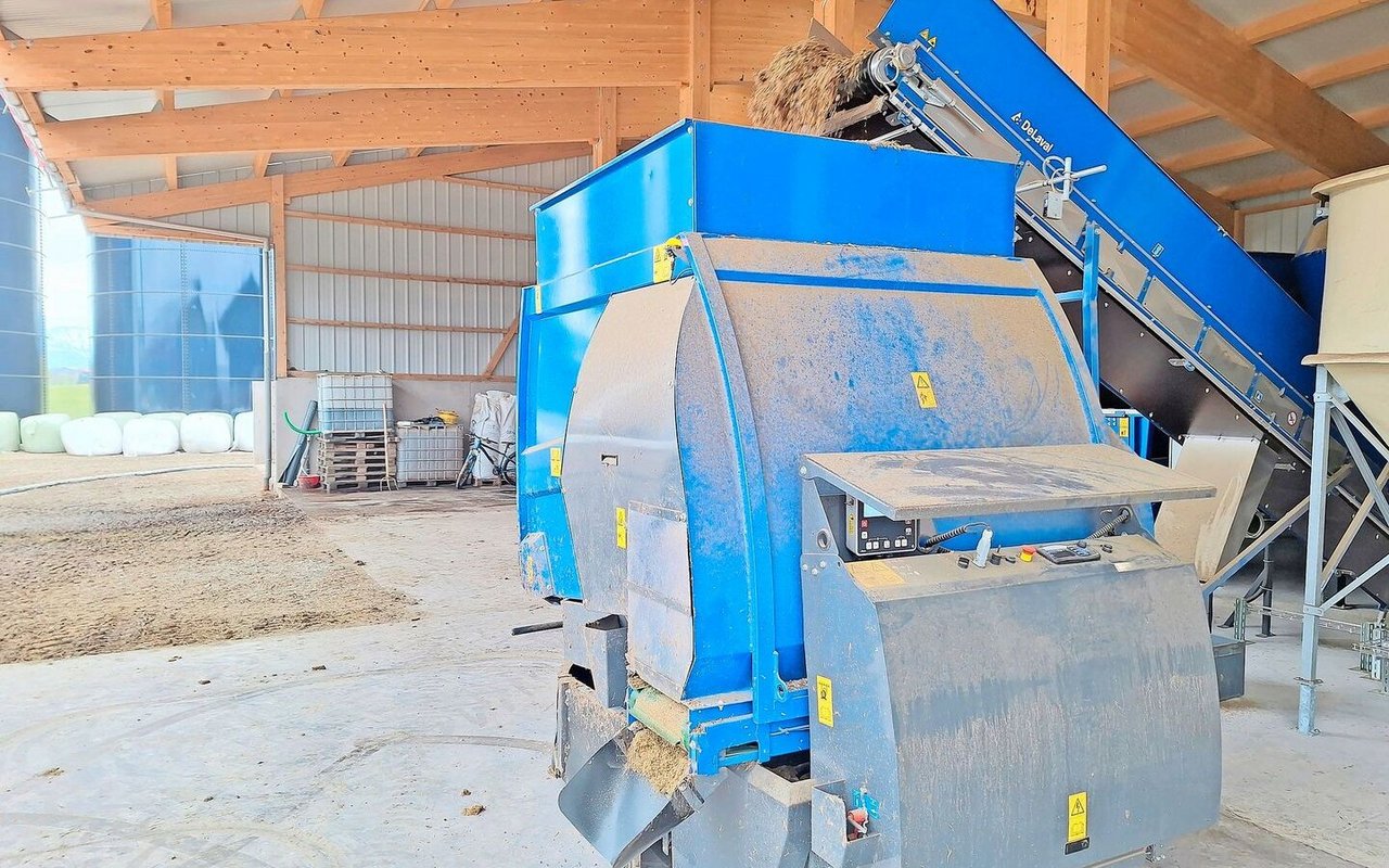 3. Ein autonomer Wagen holt das Futter ab, um es im Stall zu verteilen.