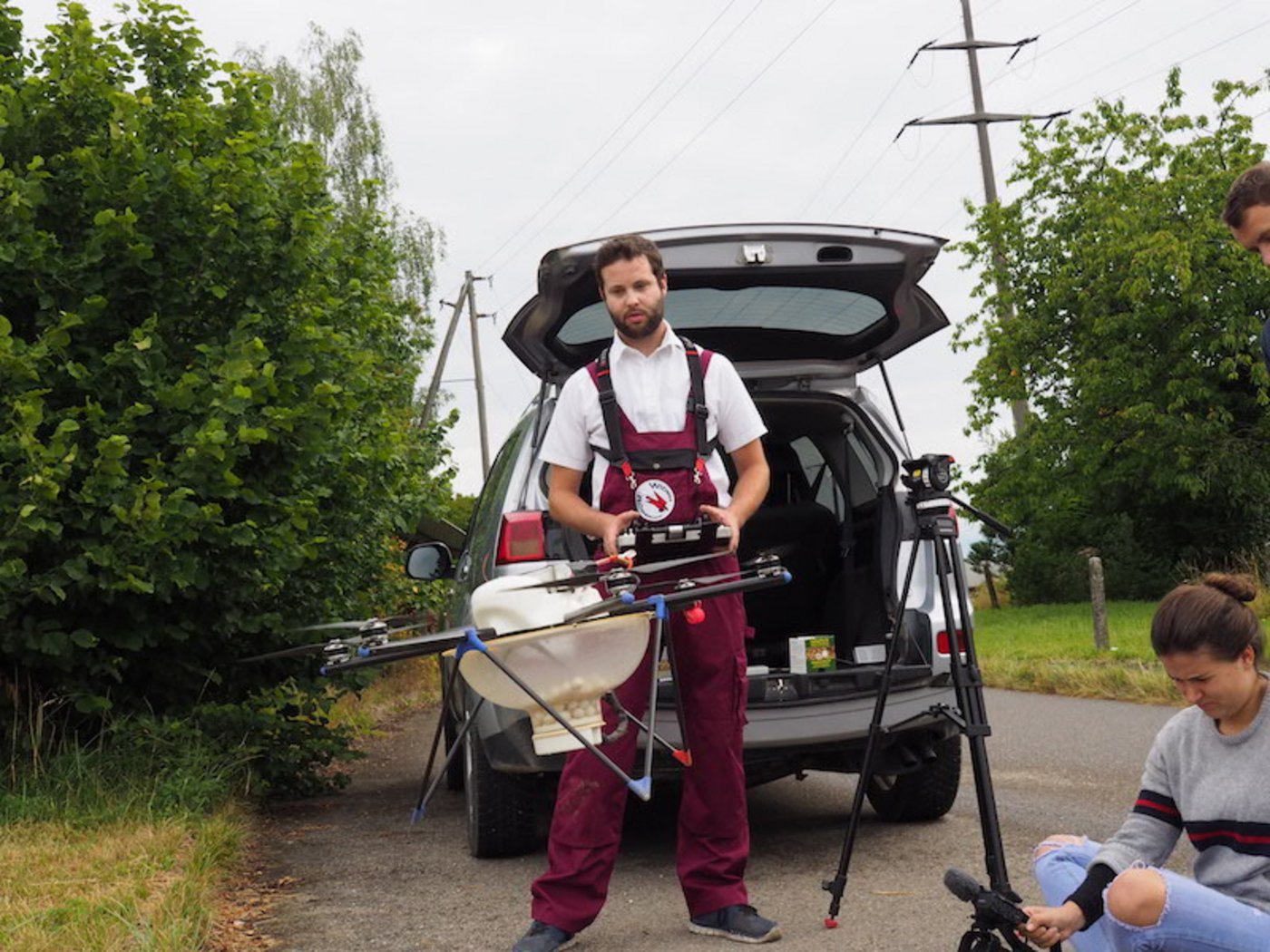 Thomas Widmer aus Rickenbach ZH - einer von 11 Multikopterpiloten in der Schweiz, die Trichogramma-Schlupfwespen ausbringen. (Bilder Ursina Berger)