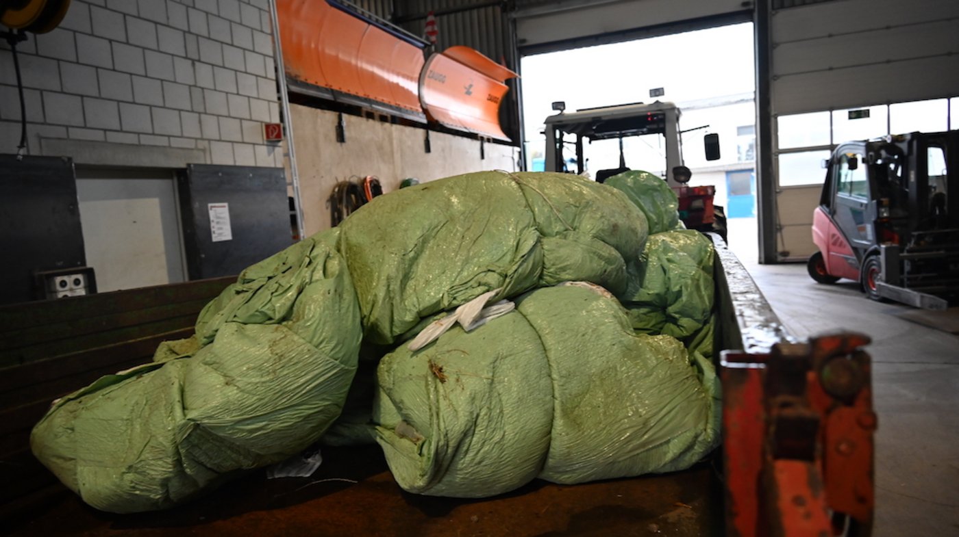 ...oder zu Bündeln gebunden. Einfach besenrein müssen die Folien sein und die Schnüre beim Abladen entfernt werden. 