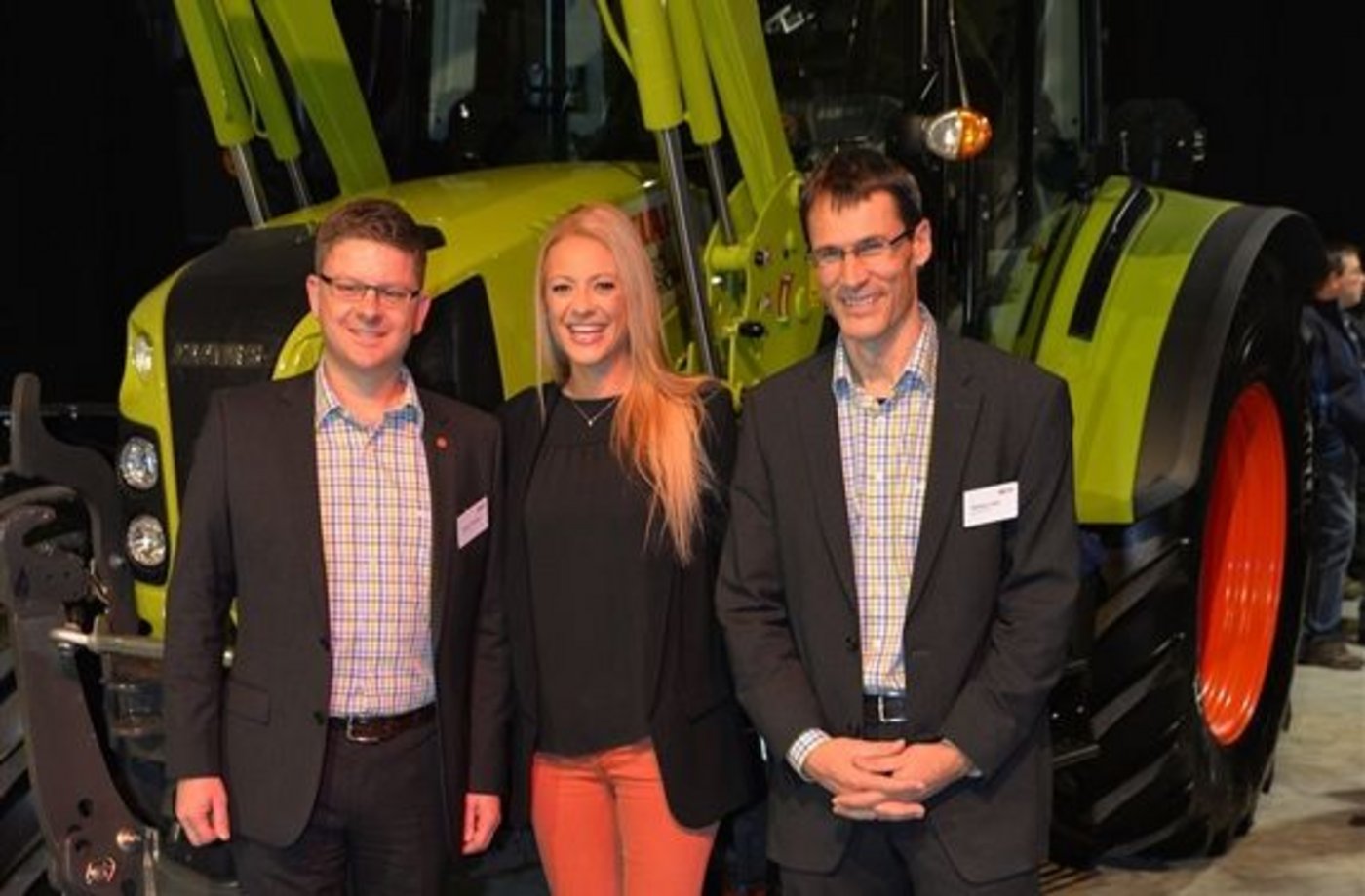 Christa Rigozzi mit Serco Landtechnik-Geschäftsführer Werner Berger (links) und Marketingleiter Markus Aebi. (Bilder Beat Schmid)
