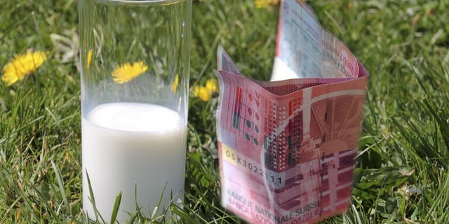 Die Migros-Milchverarbeiterin Elsa will den Produzenten-Milchpreis um 2,5 Rappen pro Kilo senken. (Bild lid)