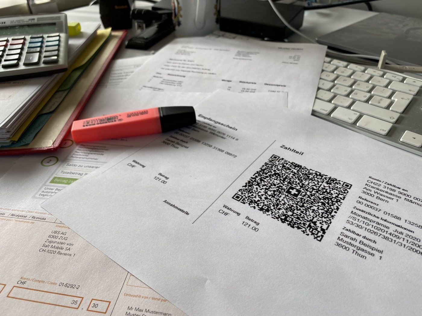 Ab Herbst 2022 löst die QR-Rechnung die orangen und roten Einzahlungsscheine ab. Der  Swiss-QR-Code (Mitte) enthält alle für den Zahlungsverkehr nötigen Informationen. (Bild lja)