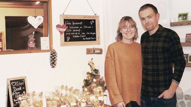 Debora Weiss und Matthias Reimann im Hofladen von Familie Weiss. Sie absolviert den Fachkurs Bäuerin, er die BLS.