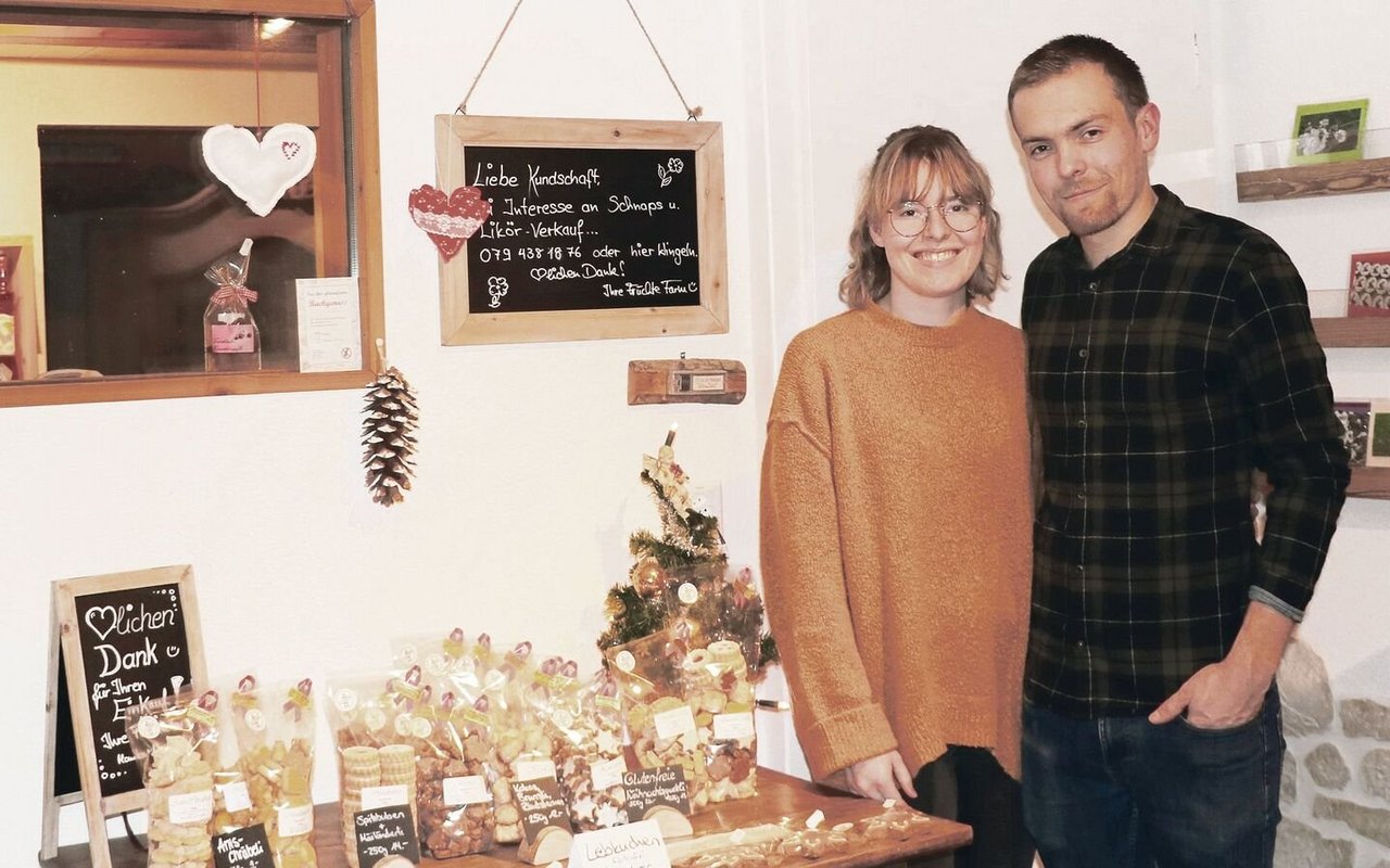 Debora Weiss und Matthias Reimann im Hofladen von Familie Weiss. Sie absolviert den Fachkurs Bäuerin, er die BLS.