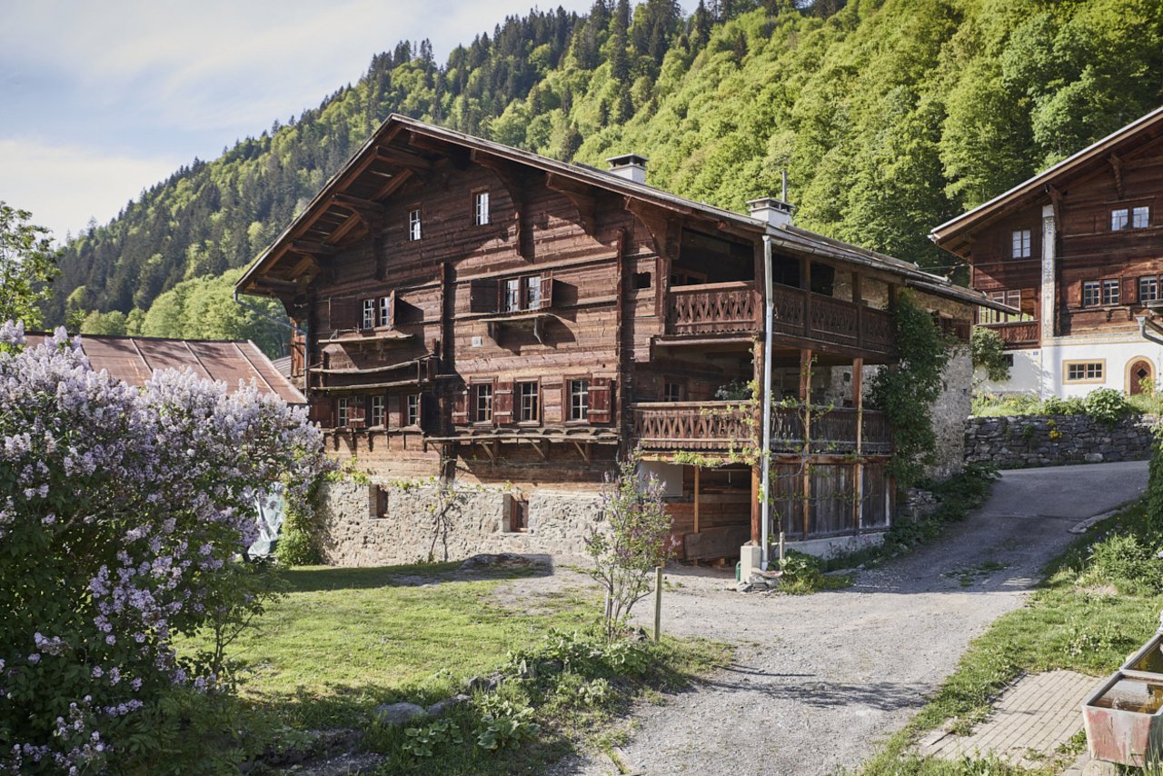Das «Haus Under Putz» in Graubünden bietet Platz für bis zu acht Feriengäste. (Bild Gataric Fotografie))