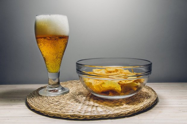 Alleine statt in geselliger Runde ist Bier weniger attraktiv. Zudem locken in den Supermarktregalen billigere Biere aus dem Ausland. (Bild Pixabay)