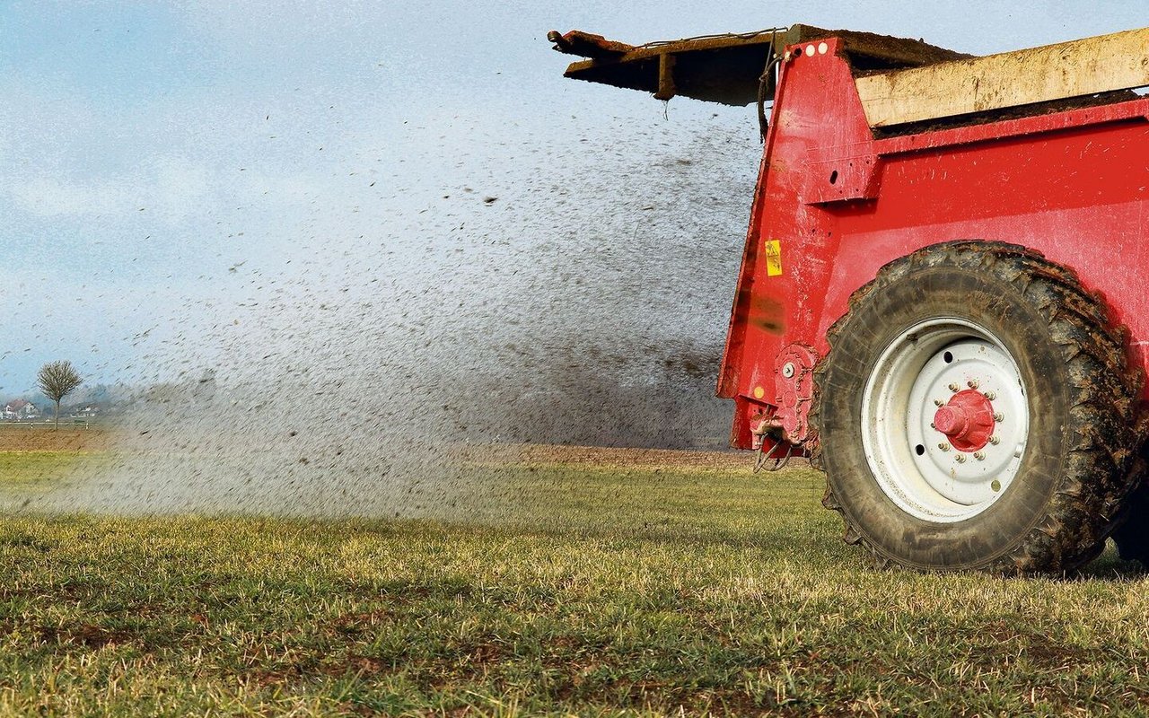 Mehrheitlich ist der Frühling die richtige Zeit, Hofdünger auszubringen. Darum macht sich ein ausreichendes Lager bezahlt.