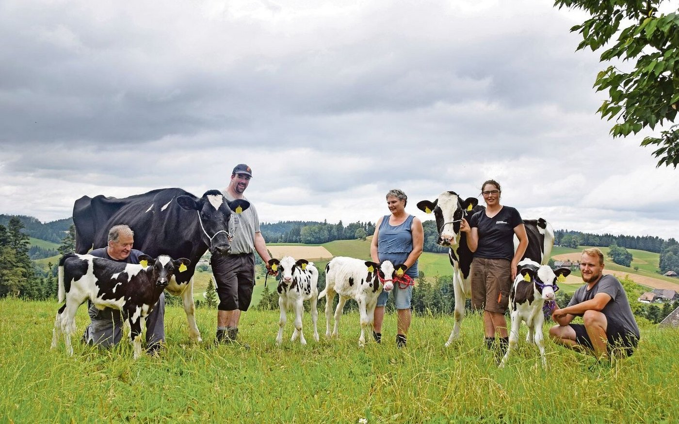 Therese und Martin Wyss-Brunner mit den Kühen Sonyboy Meri und Chief Sydney. Unterstützt werden sie von den Eltern Ueli und Lotti Brunner sowie vom Bruder Robert Brunner.