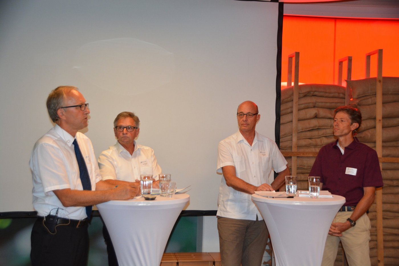 Diskutierten bei Chocolatier Aeschbach die   Nachfolgeregelung zum  Schoggigesetz (v. l. n. r.): Ständerat und BOM-Präsident Peter Hegglin, Ständerat Isidor Baumann, Nationalrat Louis Schelbert und Andreas Bosshard, Geschäftsführer Vision Landwirtschaft. (Bild Josef Scherer))