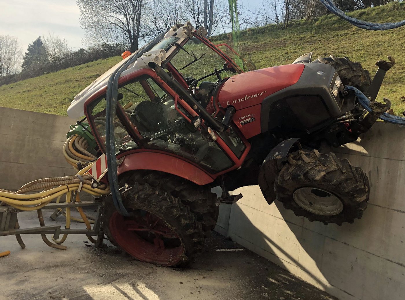 Der Traktor fuhr ohne Fahrer los, da dieser den Motor nach Verlassen des Fahrzeugs laufen gelassen hatte. (Bild Kapo Luzern)