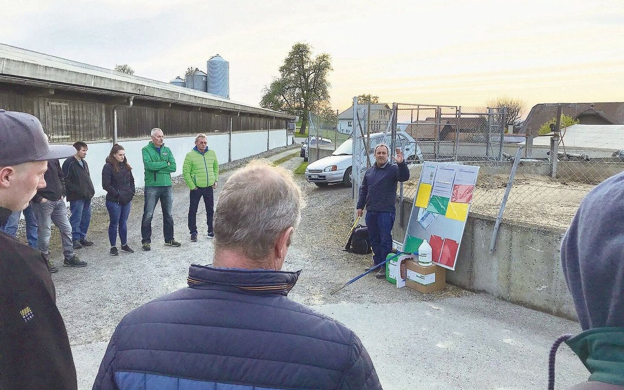 «Möglichst wenige bis keine Fäulnisbakterien»: Landor-Berater Kurt Gugger vor dem Güllesilo.