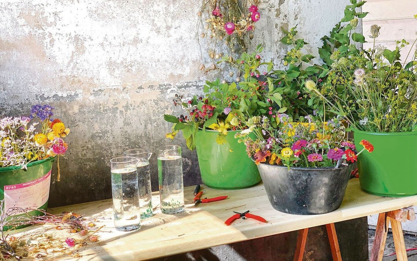 Blumenschmuck stellt Simone de Coulon als Hobby her – und freut sich über Komplimente dafür.