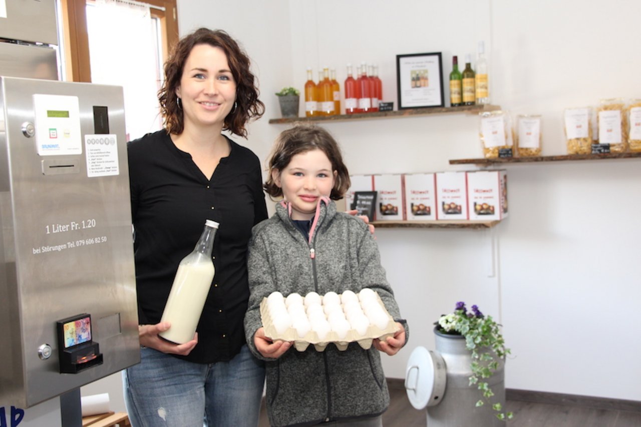 Madlen Gerber verkauft in ihrem liebevoll eingerichteten Hoflädeli frische, gekühlte Kuhmilch mit dem «Brunimat» und Tochter Sarina präsentiert hofeigene Eier. (Bilder Hans Rüssli)