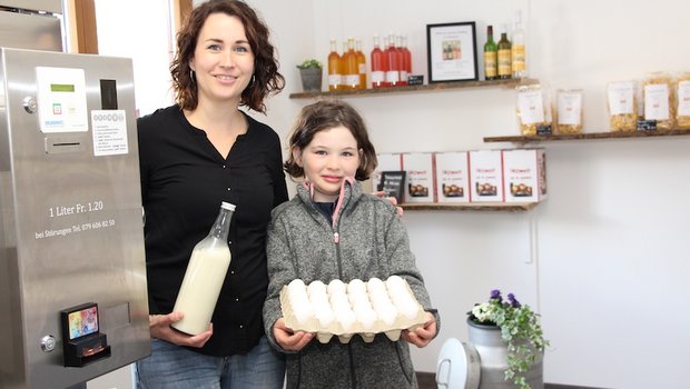 Madlen Gerber verkauft in ihrem liebevoll eingerichteten Hoflädeli frische, gekühlte Kuhmilch mit dem «Brunimat» und Tochter Sarina präsentiert hofeigene Eier. (Bilder Hans Rüssli)