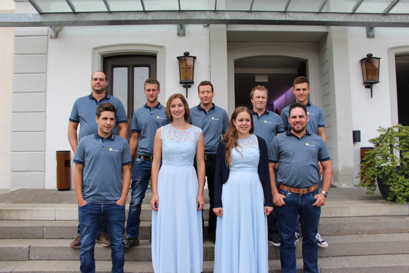 Die beiden diplomierten Bäuerinnen strahlen mit den anderen Diplomanden vom Strickhof in die Kamera. (Bild Agriprof)