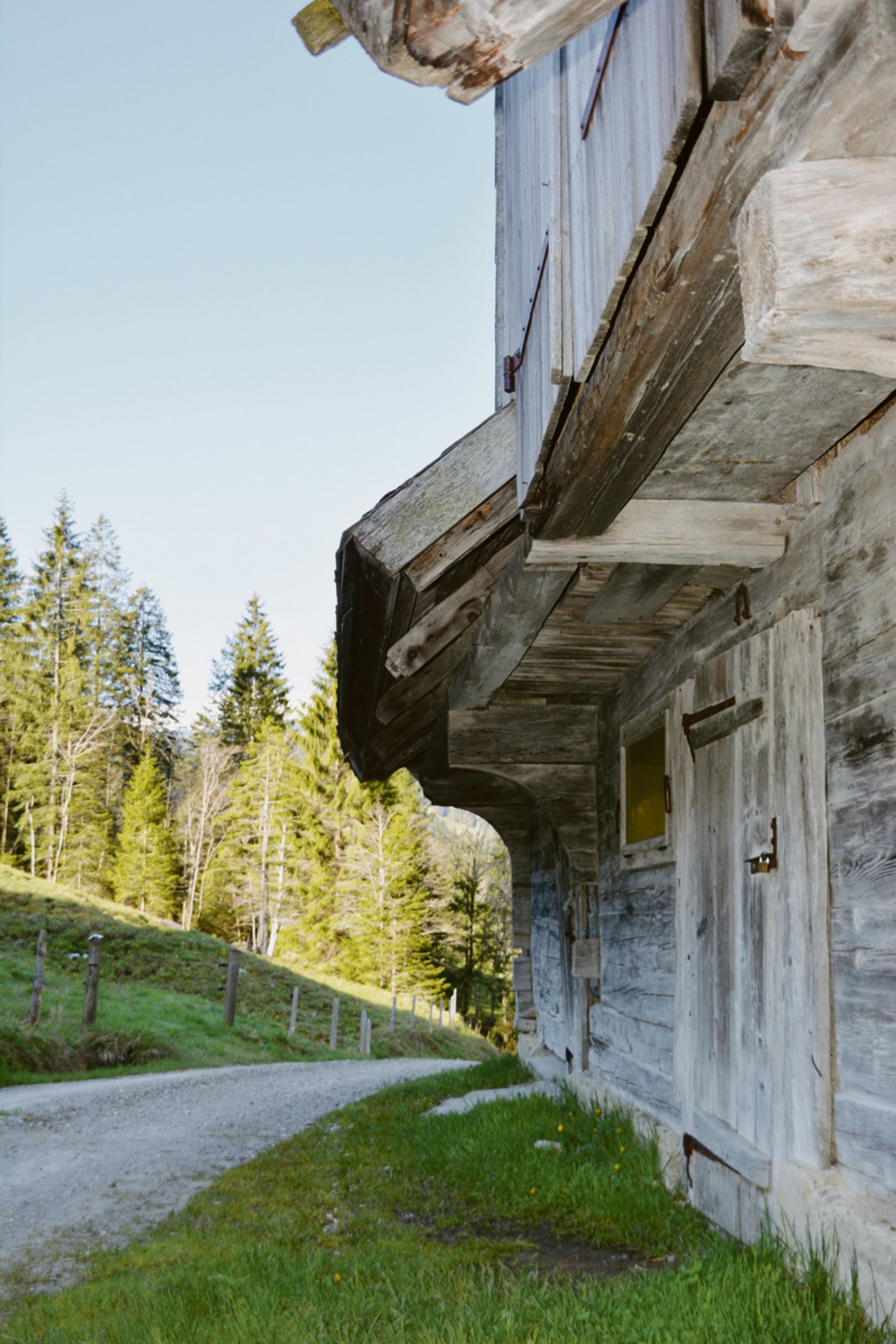 Sommer mit Verspätung: Auch dieser Alpstall im Gebiet Glaubenberg ist noch nicht bestossen.(Bild Armin Emmenegger)