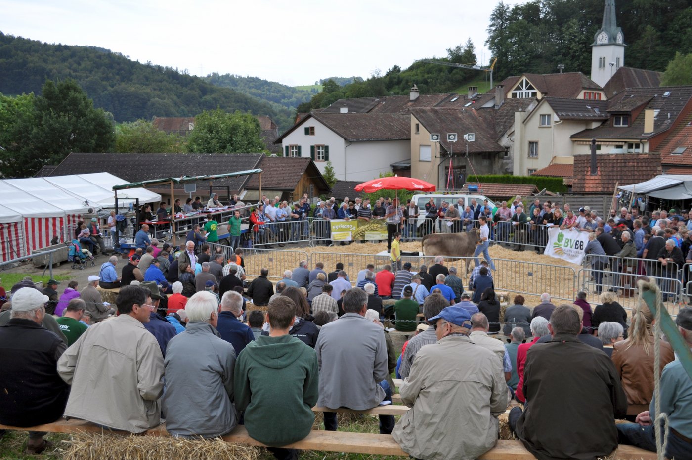 Die Auktion in Langenbruck lockt nicht nur Käufer an, sondern gilt auch als Treffpunkt der Landwirtschaft.