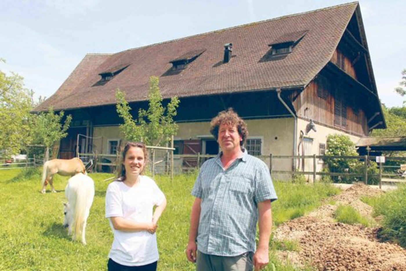 Lena Hochuli und Hanspeter Landert freuen sich. Ein Landabtausch hat es möglich gemacht. Der Quartierhof Wynegg an schönster Wohnlage in Riesbach bleibt erhalten und kann weiterhin über einen Trägerverein bewirtschaftet werden. (Bild Christian Weber)