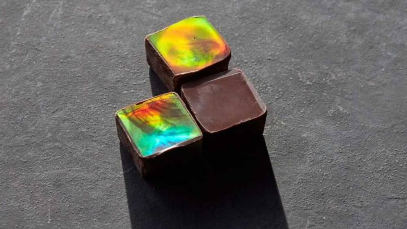 Ganz ohne Färbung, allein durch eine Strukturprägung schillern diese Pralinen farbig. (Bild © ETH Zürich)