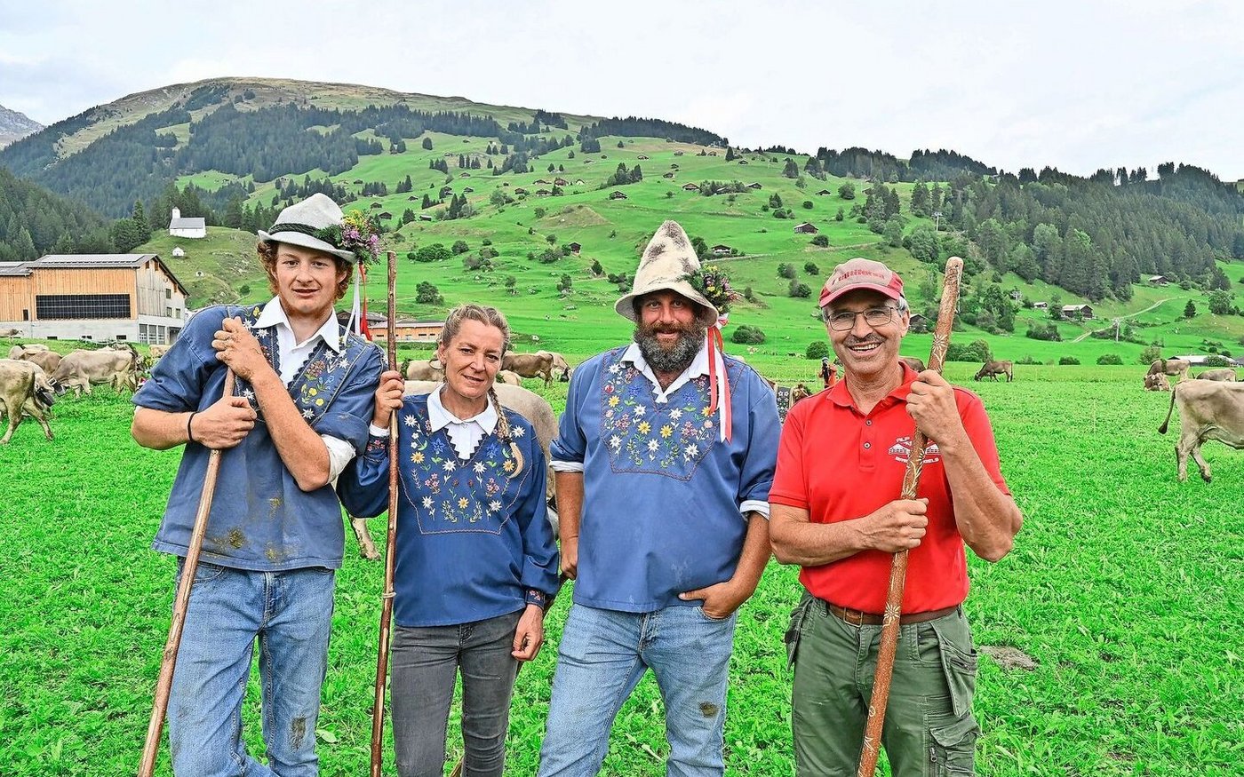 Schön gekleidet sind auch die Älpler Dustin Kunoi, Carmen Eigensatz, mit Freund Thomas Wasescha, hier mit Roc Muoth (v.l).