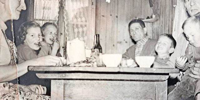 Unsere Familie: die Mutter, meine Schwestern Margrit, Agatha, Knecht Karl, ich, mein Vater mit meinem Bruder Alois (v. l.). 