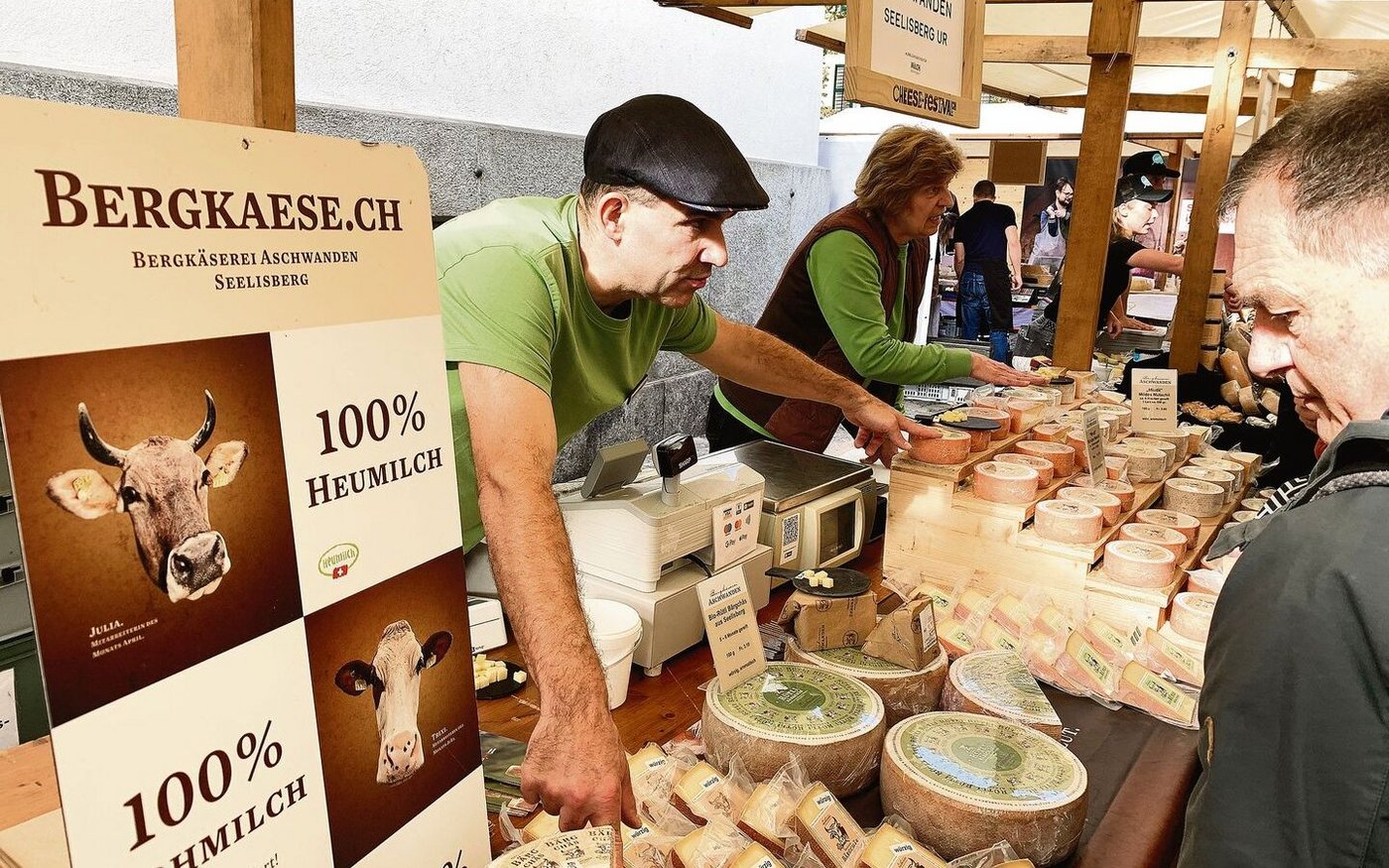 Hans Aschwanden, Präsident Fromarte (l.), stand für die Bergkäserei Seelisberg im Einsatz. 