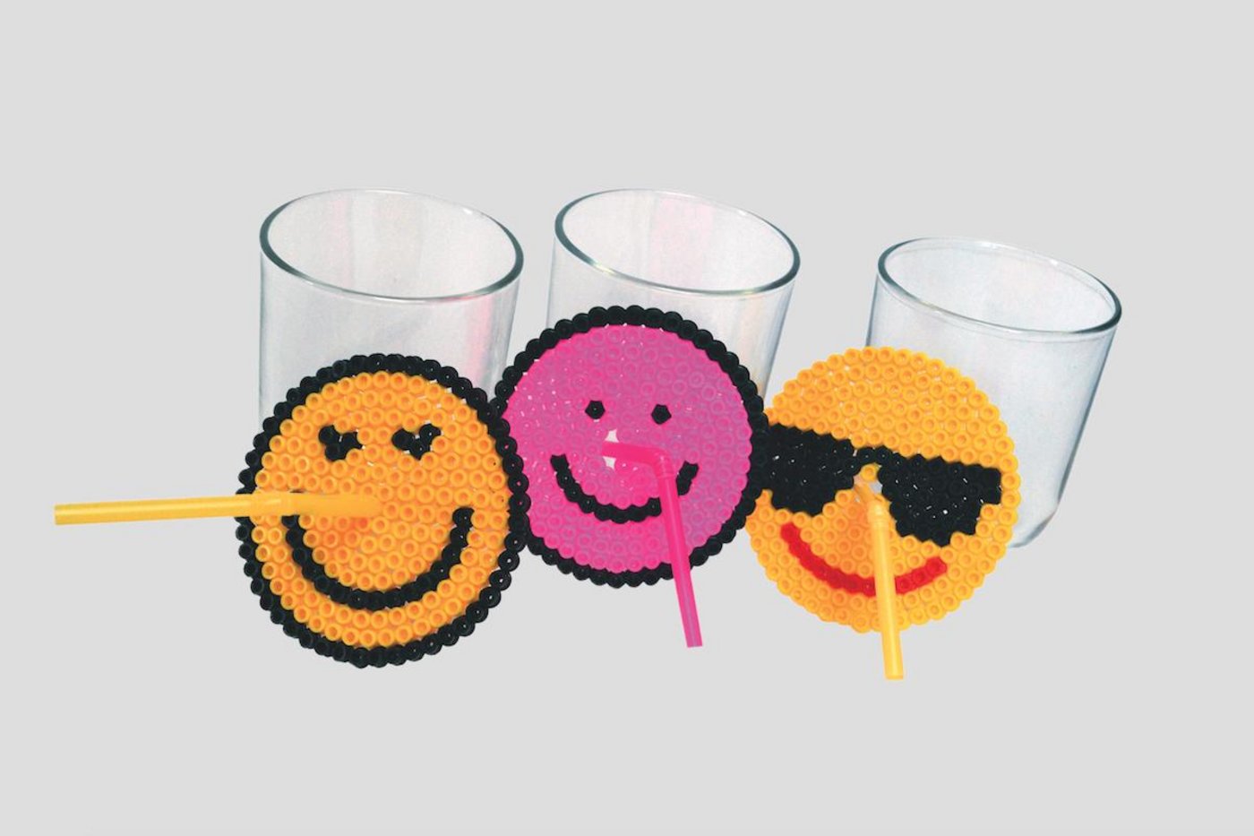 Aus Bügelperlen lassen sich witzige und praktische Gläserdeckel basteln. (Foto: Pia Bertsch)