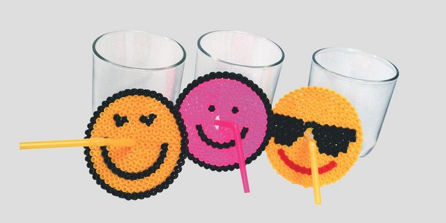 Aus Bügelperlen lassen sich witzige und praktische Gläserdeckel basteln. (Foto: Pia Bertsch)