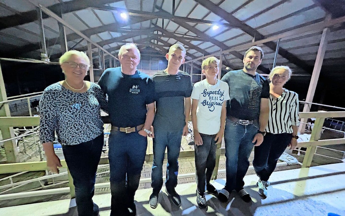 Gastgeber Trudi und Fredy Rüssli, Roman und Fabian mit ihren Eltern, dem Betriebsleiterpaar, Fredy und Regula Rüssli (v.l.).